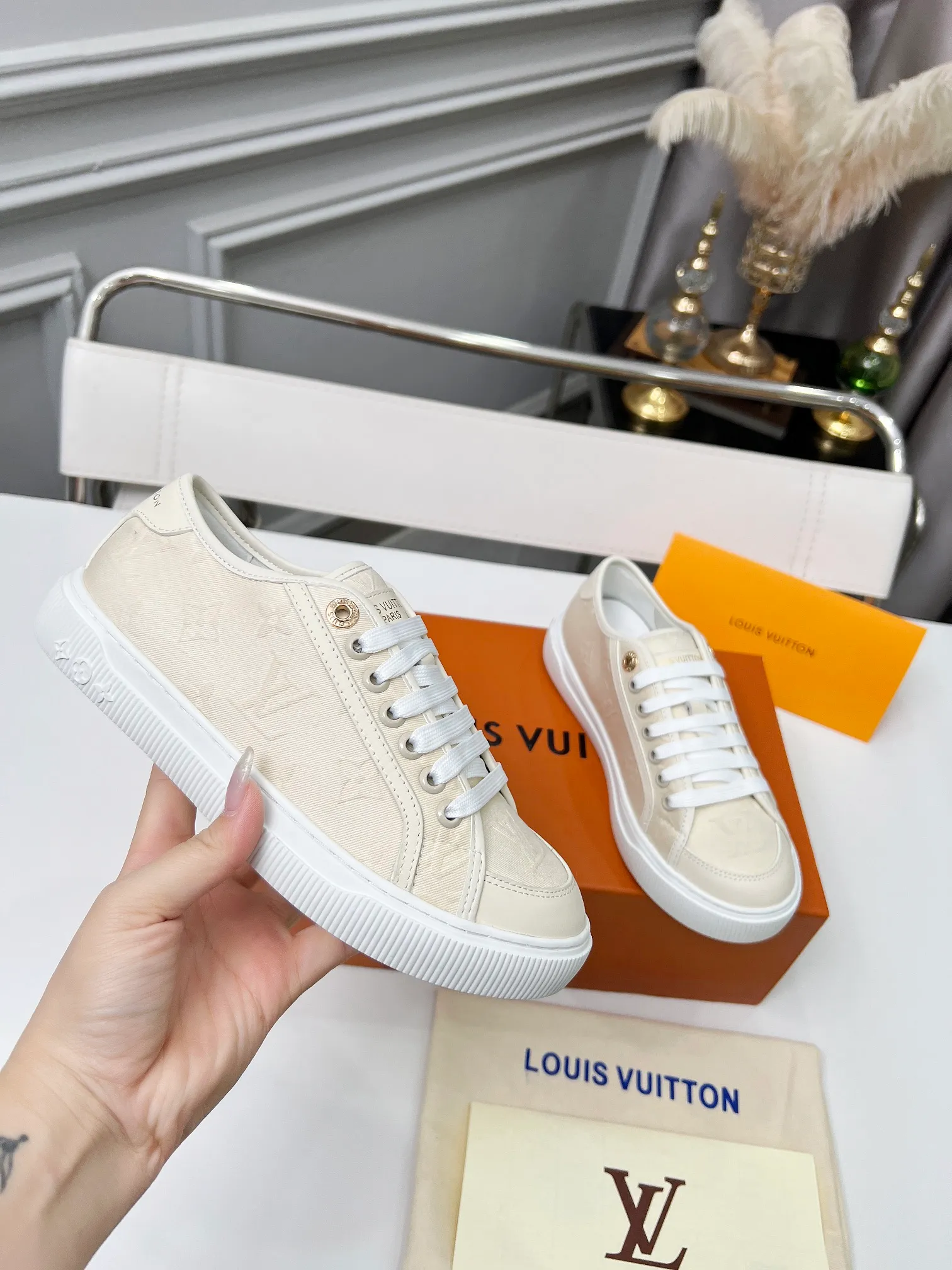 👟👟Ex-factory price 440👟👟 New arrival🆕 The hottest early spring model is coming. LV Lagoon sneakers are made of Monogram denim, injecting a retro flavor into the classic design. Leather trimmings pop out with the Louis Vuitton logo, while stenciled eyelets, trim and laces add to the refined details, and a rubber outsole embellished with Monogram flowers completes the look. Code number: 35~41, multiple colors available! Oil edges + TPU outsole + drawer box packaging
